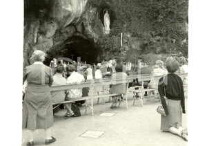 Fotografia d epoca originale 1983 LOURDES F Pellegrini in preghiera davanti grotta delle apparizioni Foto 1