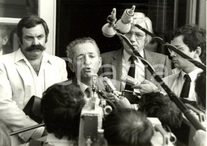 Fotografia d epoca originale 1982 PARIS F Hotel MATIGNON Edmond MAIRE risponde ai giornalisti Fotografia 1