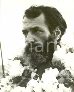 Fotografia d epoca originale 1977 Georges  DE CAUNES Giornalista con collana di fiori Foto DANNEGGIATA 1