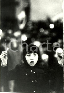 Fotografia d epoca originale 1981 BUCAREST ROMANIAN REVOLUTION Bambina con candele ricorda vittime Foto 1