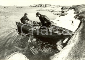 Fotografia d epoca originale 1979 SVEZIA Soldati cercano di asportare petrolio da Arcipelago STOCCOLMA Foto 1