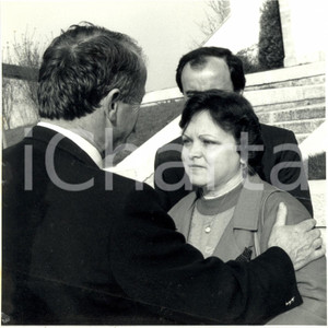 1985 ca ETUPES (F) Autorità saluta famiglia POP RUMENA che parte per Olanda Foto