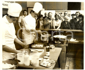 Fotografia d epoca originale 1980 MULHOUSE F Giornate Ottobre  Cuochi dimostrano preparazione pesce Foto 1