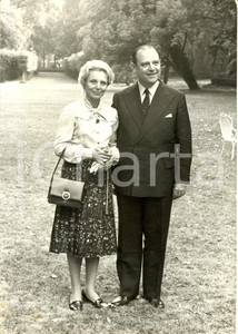 Fotografia d epoca originale 1976 PARIGI F Raymond BARRE e la moglie Eva HEGEDUS all  Hotel MATIGNON Foto 1