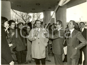 Fotografia d epoca originale 1975 ca STRASBURGO F JeanPierre SOISSON in visita all UniversitÃ  Fotografia 1
