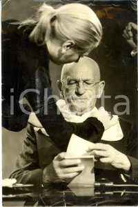 Fotografia d epoca originale 1972  FRANCIA Edgar FAURE si prepara a un confronto televisivo Foto DANNEGGIATA 1