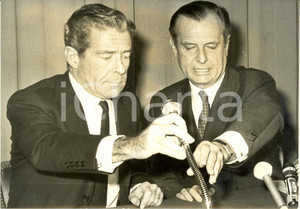 Fotografia d epoca originale 1975 ca FRANCIA Jean LECANUET e JeanJacques SERVANSCHREIBER Fotografia 1