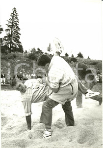 Fotografia d epoca originale 1985 ca SUISSE GarÃ§ons pendant la LUTTE Ã  la CULOTTE Photographie 1