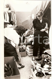 Fotografia d epoca originale 1985 BAVIERA Esodo GERMANIA EST Prova scarpe usate al Campo Profughi Fotografia 1