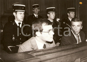 Fotografia d epoca originale 1981 PARIS ProcÃ¨s DE BROGLIE GÃ©rard FRECHE Serge TESSEDRE dans box accusÃ©s Photo 1