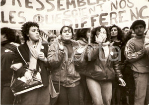 Fotografia d epoca originale 1984 PARIS Manifestazione CONVERGENCE 1984 Gruppo di donne nel corteo Foto 1