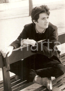 Fotografia d epoca originale 1960 ca PARIS ? Attore Bernard MESGUICH in posa su una panchina Ritratto FOTO 1
