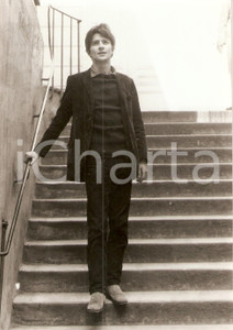 Fotografia d epoca originale 1960 ca PARIS ? Attore Bernard MESGUICH Ritratto su scalinata Fotografia 1