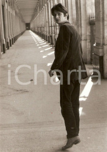 Fotografia d epoca originale 1960 ca PARIS ? Attore Bernard MESGUICH Servizio fotografico sotto i portici 1