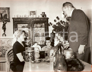 Fotografia d epoca originale 1960 ca PARIS Colette RENARD e Raymond LEGRAND mostrano bambole a bambina Foto 1