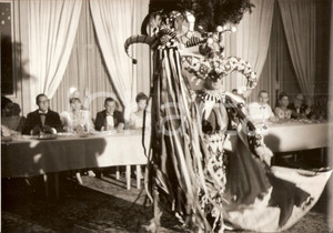Fotografia d epoca originale 1964 CARNEVALE RIO DE JANEIRO Maschera sfila davanti ad Alberto SORDI e giuria 1