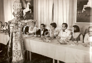 Fotografia d epoca originale 1964 CARNEVALE RIO DE JANEIRO Elsa MARTINELLI Porfirio RUBIROSA nella giuria 1 1