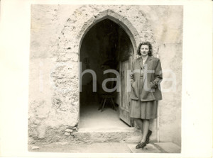 Fotografia d epoca originale 1945 ca VADUZ Gina WILCZEK Principessa LIECHTENSTEIN Entrata cappella castello 1