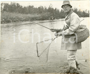 Fotografia d epoca originale 1925 ca SVEZIA? Re Gustavo V a pesca lungo un fiume Fotografia 14 x 11 cm 1