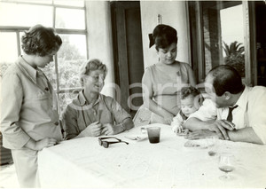 Fotografia d epoca originale 1965 ca ROMA Caitlin THOMAS in famiglia Giuseppe FAZIO e figlio Francesco Foto 1