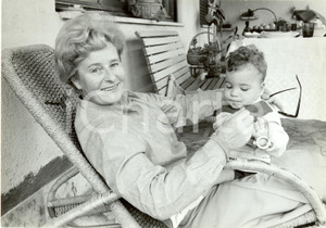 Fotografia d epoca originale 1965 ca ROMA Caitlin THOMAS gioca con il figlio Francesco Fotografia 1