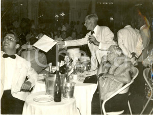 Fotografia d epoca originale 1955 ca UK? Duca di WINDSOR fuma il sigaro durante serata di gala Fotografia 1