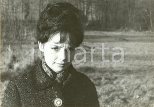 Fotografia d epoca originale 1975 ca FRANCIA? Pascale PETIT Attrice posa pensierosa tra alberi Fotografia 1