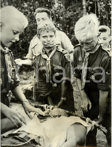 Fotografia d epoca originale 1959 SVEZIA Carlo Gustavo al campo BOYSCOUTS Lezione primo soccorso Fotografia 1