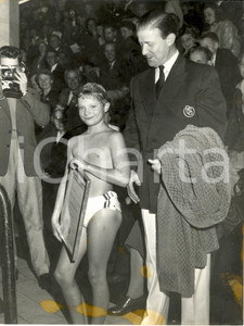 Fotografia d epoca originale 1955 ca SVEZIA Carlo Gustavo Principe Ereditario campione di nuoto Fotografia 1