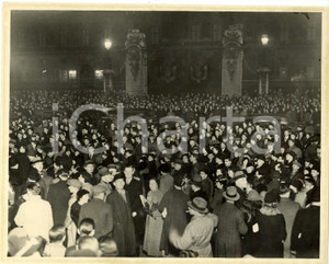 Fotografia d epoca originale 1936 LONDON UK Crowd outside BUCKINGHAM PALACE  Abdication Edward VIII Photo 1