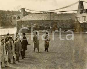 Fotografia d epoca originale 1934 ISLE OF ANGLESEY Prince of WALES visiting village with MENAI Bridge Photo 1