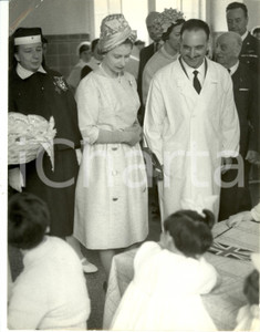 Fotografia d epoca originale 1961 ROMA Regina Elisabetta II REGNO UNITO visita Istituto CROCE ROSSA Foto 1