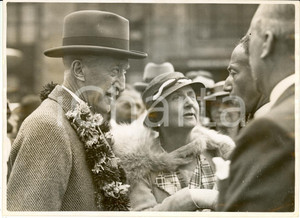 Fotografia d epoca originale 1934 LONDON UK CROYDON Airport Lord and Lady WILLINGTON for INDIA Photograph 1