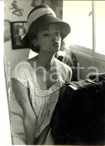 Fotografia d epoca originale 1960 ca FRANCIA Pascale PETIT posa con cappello di paglia Fotografia 1