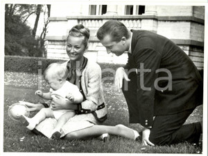 Fotografia d epoca originale 1960 ca BRUXELLES B Principi Alberto e Paola giocano con figlio Filippo Foto 1