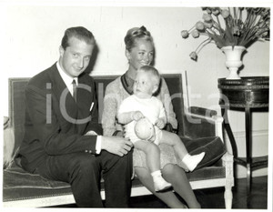 Fotografia d epoca originale 1960 ca BRUXELLES B Principi Alberto e Paola presentano figlio Filippo Foto 1