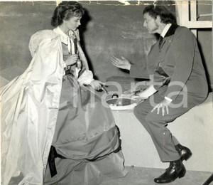 Fotografia d epoca originale 1950 ca FRANCIA Liselotte PULVER spettacolo teatrale Foto di scena DANNEGGIATA 1