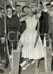 Fotografia d epoca originale 1950 ca PARIGI F Liselotte PULVER dimostrazione tiro con l arco Foto 19x26 cm 1