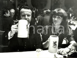 Fotografia d epoca originale 1981 MONACO D Gerold TANDLER e la moglie con boccali birra LOWENBRAU Foto 1