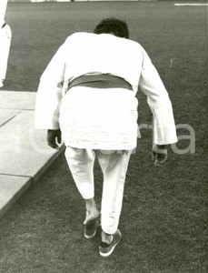 Fotografia d epoca originale 1981 MONACO D Gerold TANDLER Ministro si prepara per dimostrazione JUDO Foto 1