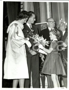 Fotografia d epoca originale 1960 ca BELGIO Regina Fabiola riceve omaggio floreale da una bambina Fotografia 1