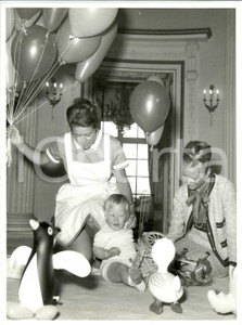 Fotografia d epoca originale 1960 ca BRUXELLES Paola del BELGIO con il figlio Filippo e i suoi giochi Foto 1