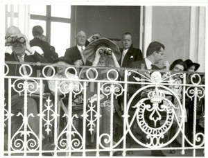 Fotografia d epoca originale 1961 WATERMAELBOITSFORT Ippodromo Alberto e Paola del BELGIO in tribuna Foto 1