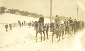 Fotografia d epoca originale 1915 ca NORVEGIA Re Harold VII e ufficiali d ordinanza a cavallo sulla neve Foto 1