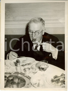 Fotografia d epoca originale 1939 LONDON Frederick MACQUISTEN eats MACON at SAVOY HOTEL Photograph 1