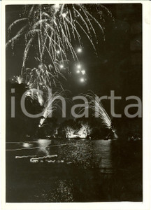 Fotografia d epoca originale 1934 PARIGI Bois de Boulogne Fuochi d artificio sul lago del parco Fotografia 1