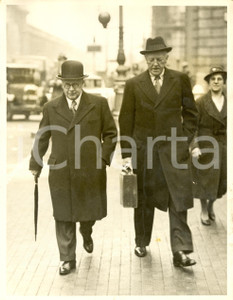 Fotografia d epoca originale 1938 LONDON UK Kingsley WOOD new Air Minister leaves his home Photograph 1