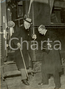 Fotografia d epoca originale 1947 STOCCOLMA GUSTAVO ADOLFO aiuta Re GUSTAVO V di SVEZIA a scendere dal treno 1