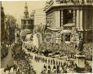 Fotografia d epoca originale 1935 LONDON King George V and Queen Mary passing AUSTRALIA HOUSE on Royal Coach 1