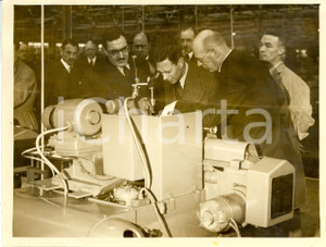Fotografia d epoca originale 1940 ca COVENTRY UK King George VI visits the DAIMLER AERO ENGINE works Photo 1